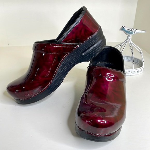 Dansko Shoes - Dankso Pro Patent Leather Dark Red Swirl Clogs Size 39 / US 8.5